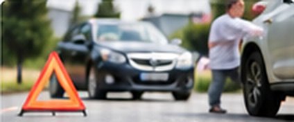 Trójkąt ostrzegawczy przy samochodzie po kolizji